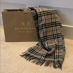 Burberrys Lambswool Scarf with bag